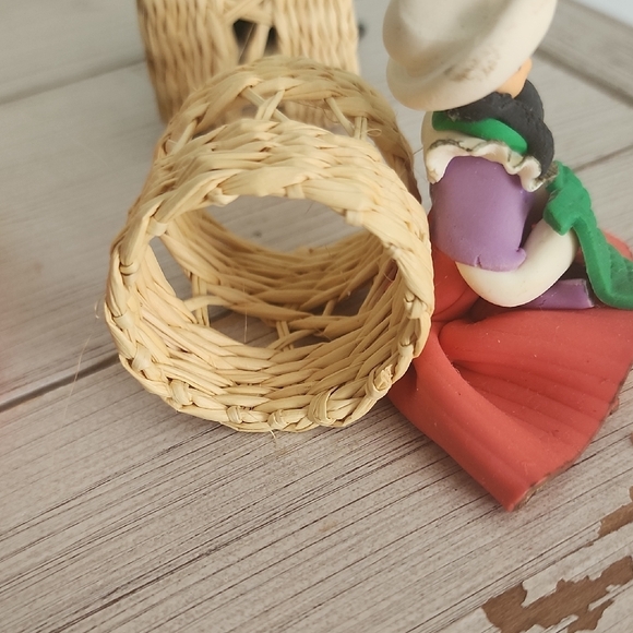 Charming Indigenous ArtesanalNapkin Holders Figurine Set with Woven Baskets. - Picture 8 of 12